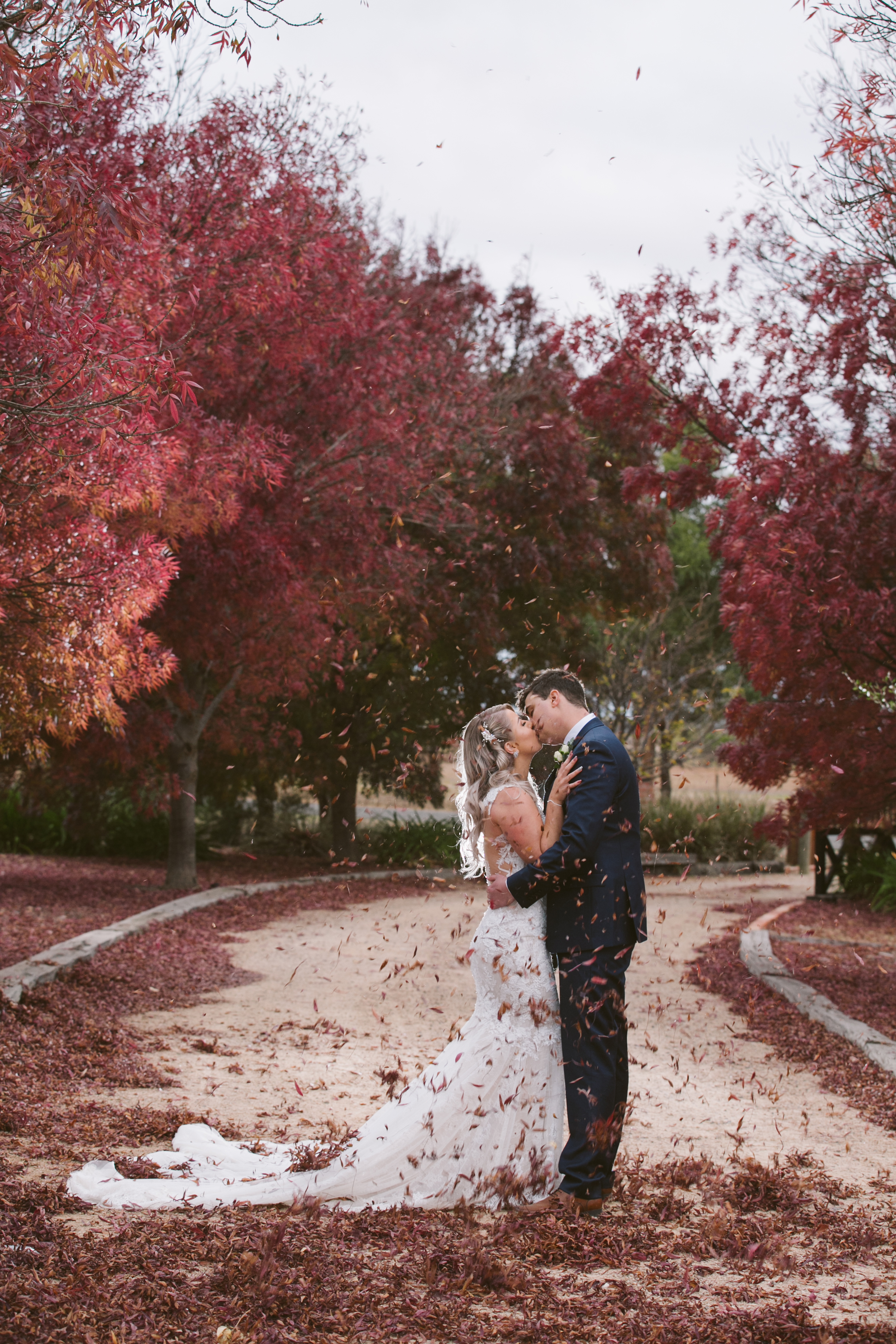 Wedding couple in autumn leaves — Emotif Photography